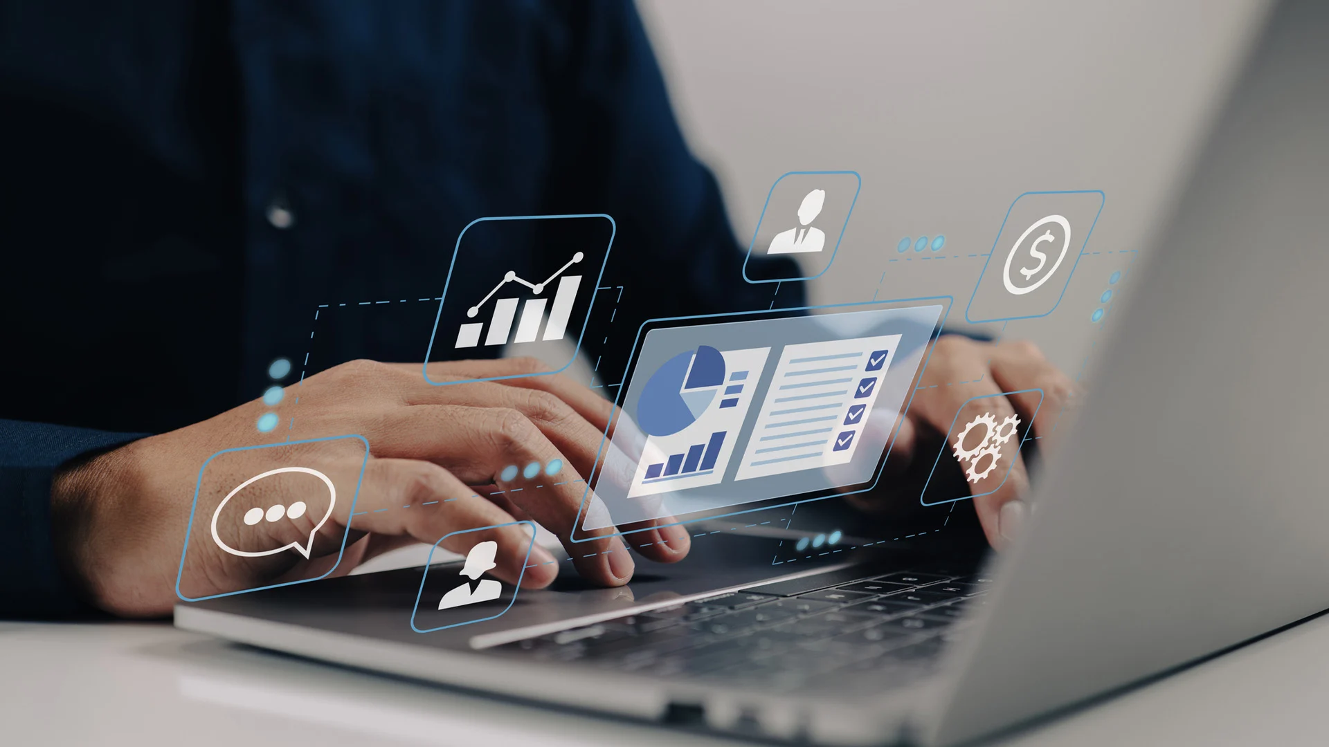 Persoon werkt op laptop met typen, omgeven door digitale iconen van data en communicatie.