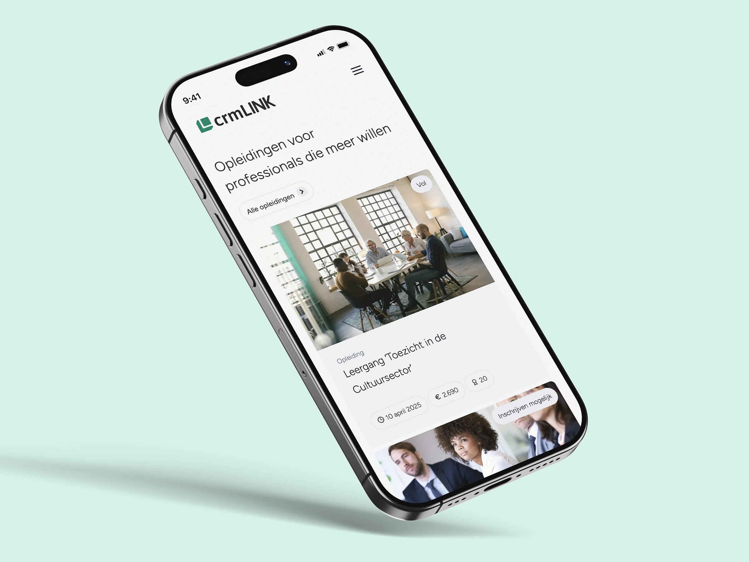 Smartphone toont website crmLINK met opleidingen voor professionals en details van cursus in cultuursector